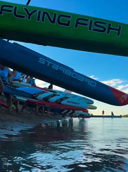 Tablas de SUP alineadas en la costa antes de la competencia