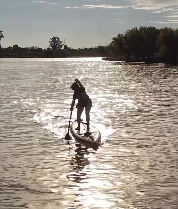 Remador al atardecer en aguas abiertas