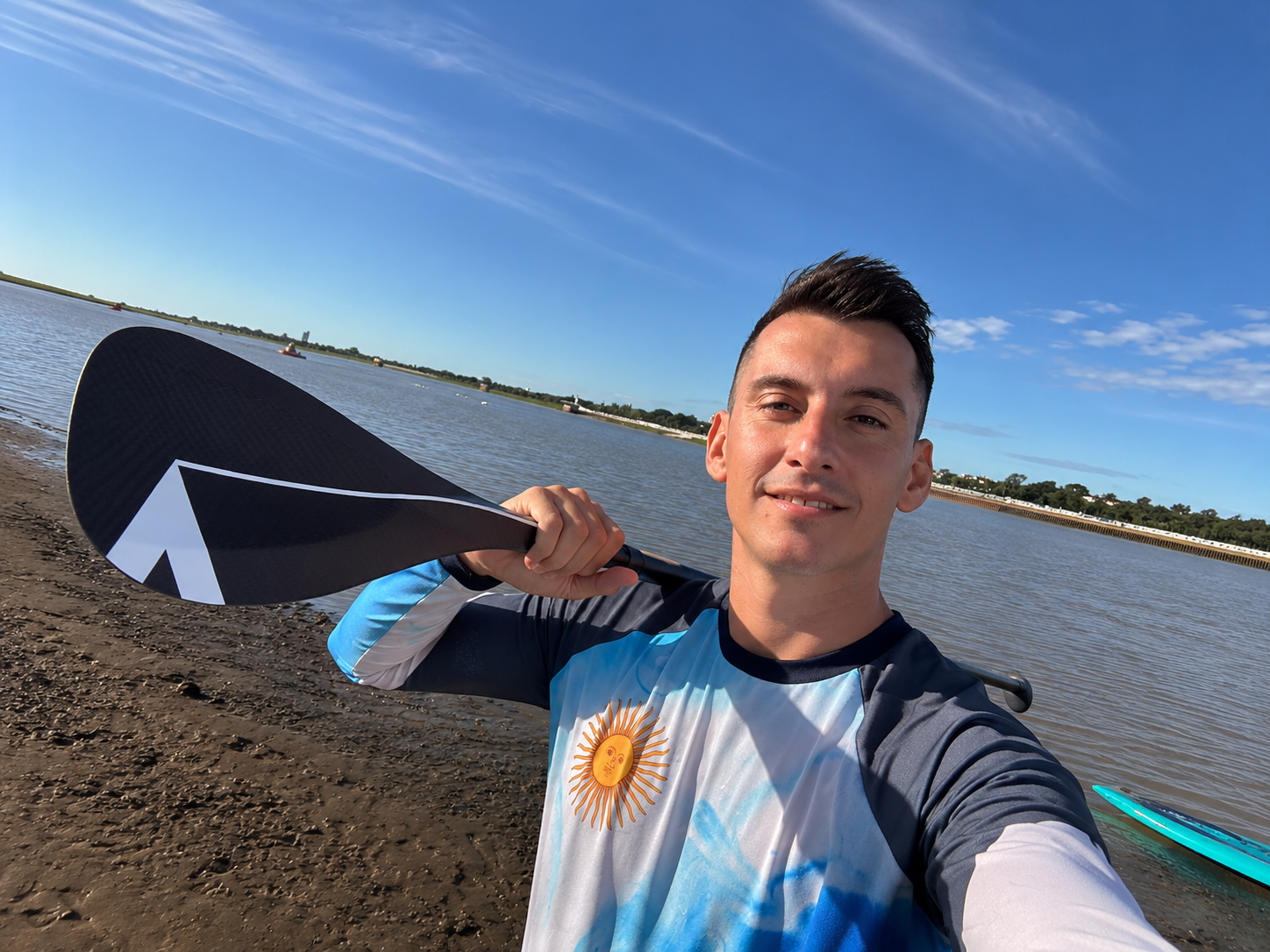 Marcos Rolé remando en el río